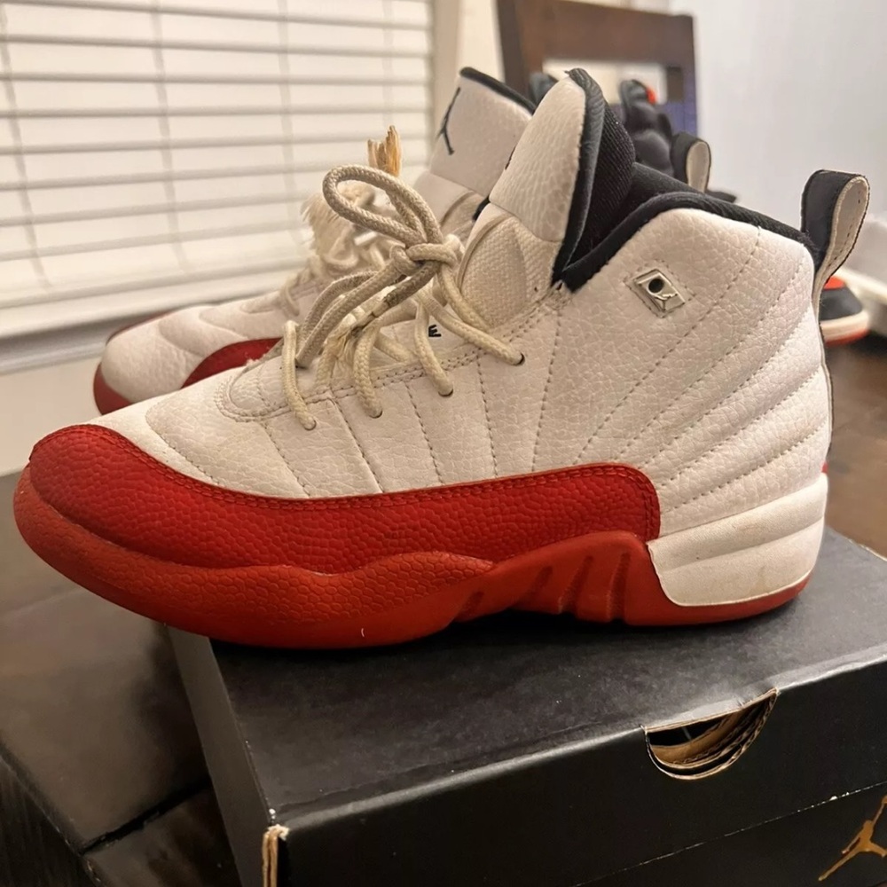 Air jordan mid cherry 12 size 3Y (no insoles)